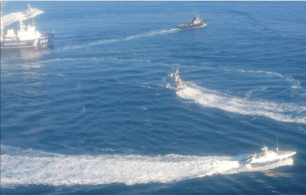 Россияне расстреляли украинские корабли на Азовском море: есть раненные - фото 1
