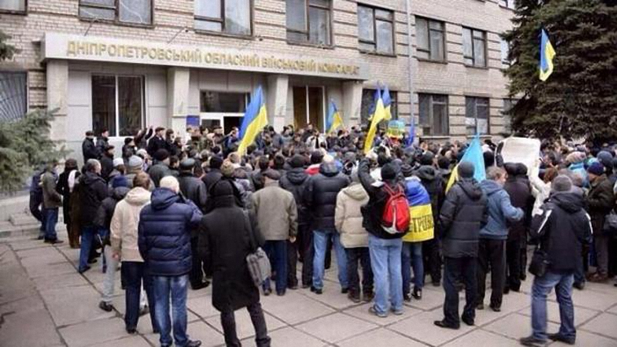 Украинцы и без приглашений ринулись в военкоматы - фото 1