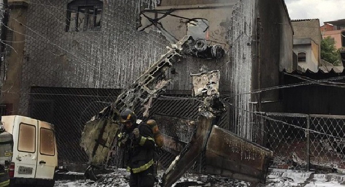 В Бразилии на жилые дома упал самолет - фото 1