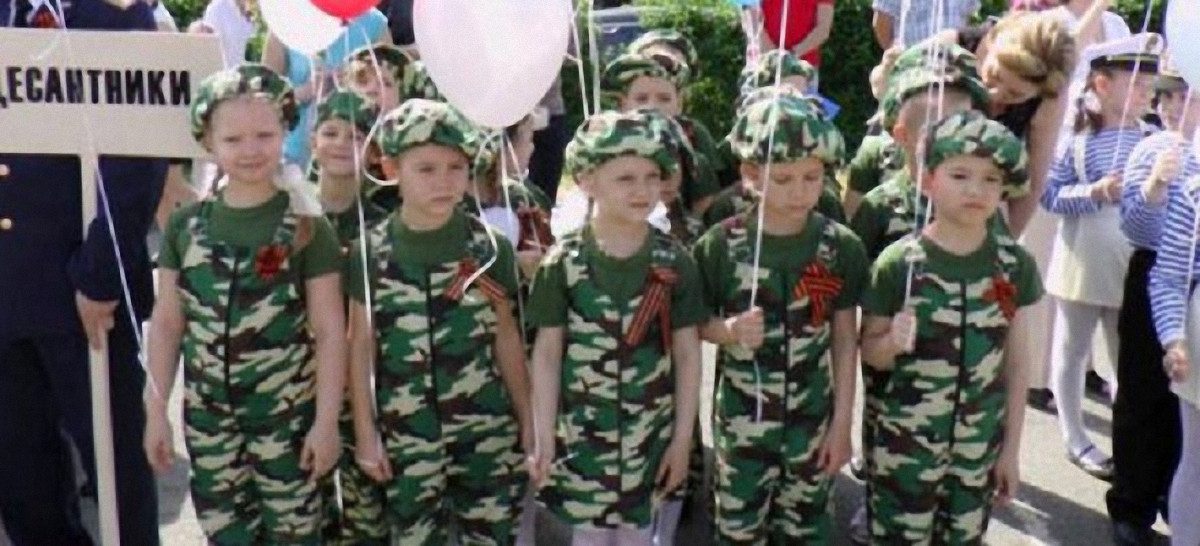 Российские оккупанты обезумели, они дают детям в руки автоматы и учат их собирать - фото 1