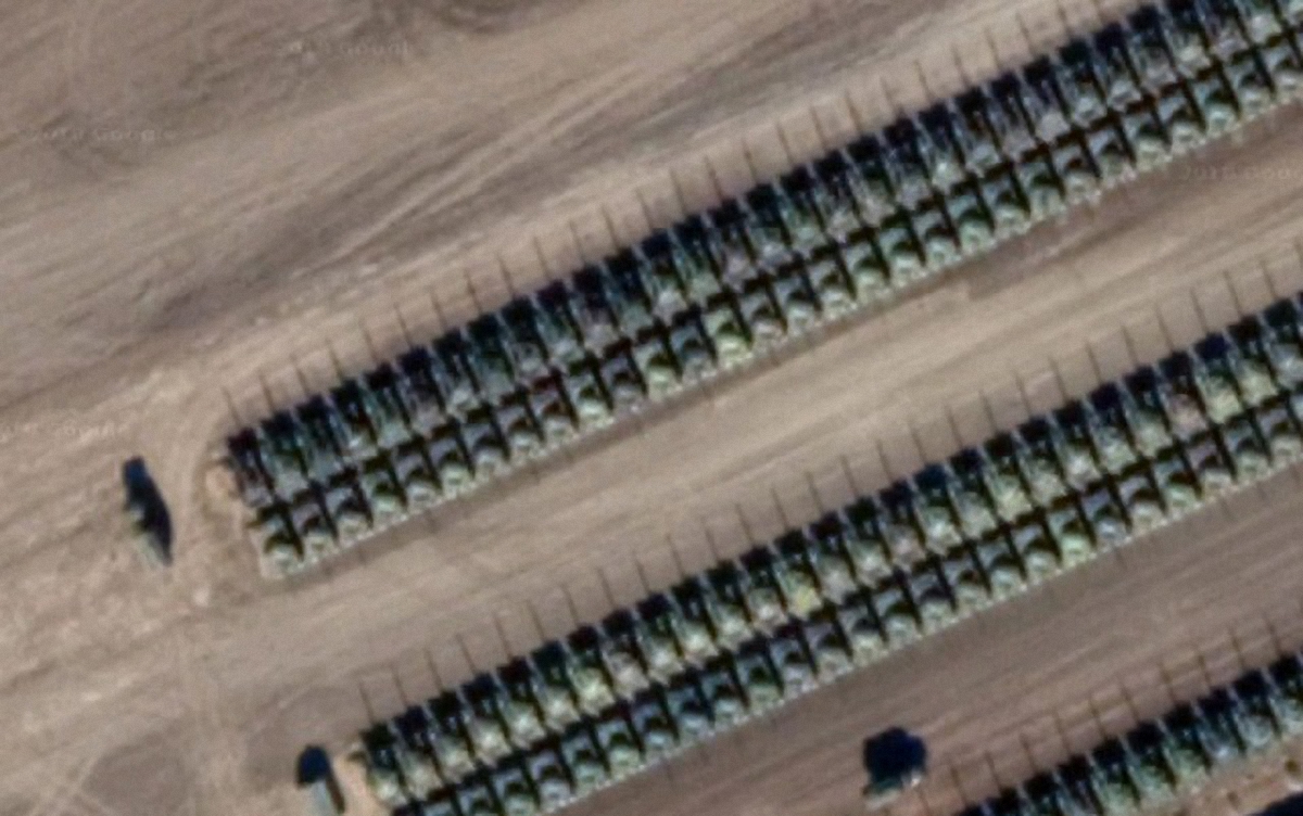 Спутник зафиксировал сотни российских танков у границы с Украиной - фото 1