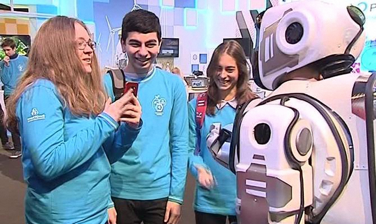 Ничто не выдавало в роботе человека, кроме шеи - фото 1