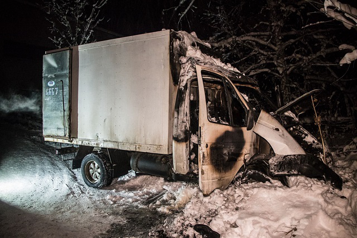 На киевском ВДНХ заживо сгорел водитель авто - фото 1