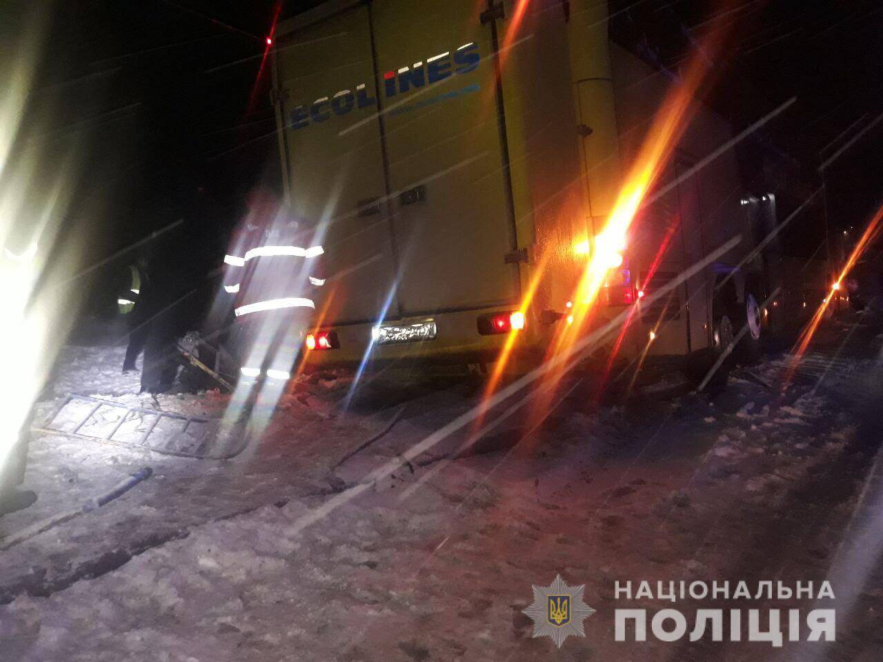 Смертельное ДТП во Львовской области: автомобиль столкнулся с автобусом - фото 1