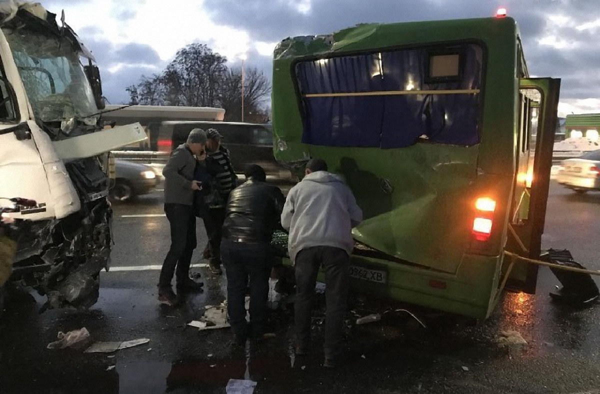 Под Киевом грузовик протаранил маршрутку с пассажирами, одну из женщин зажало - фото 1
