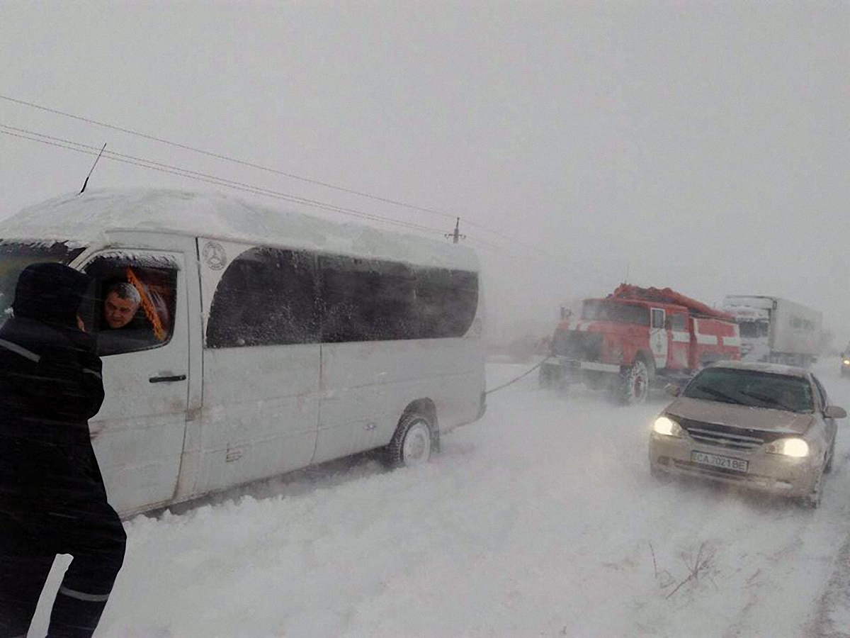 Из-за сильного снегопада в Полтавской области стоят тысячи автомобилей - фото 1