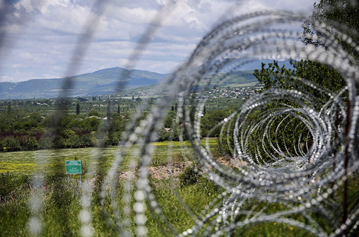 Так называемая “власть” Крыма уже построила забор на админгранице с Украиной - фото 1