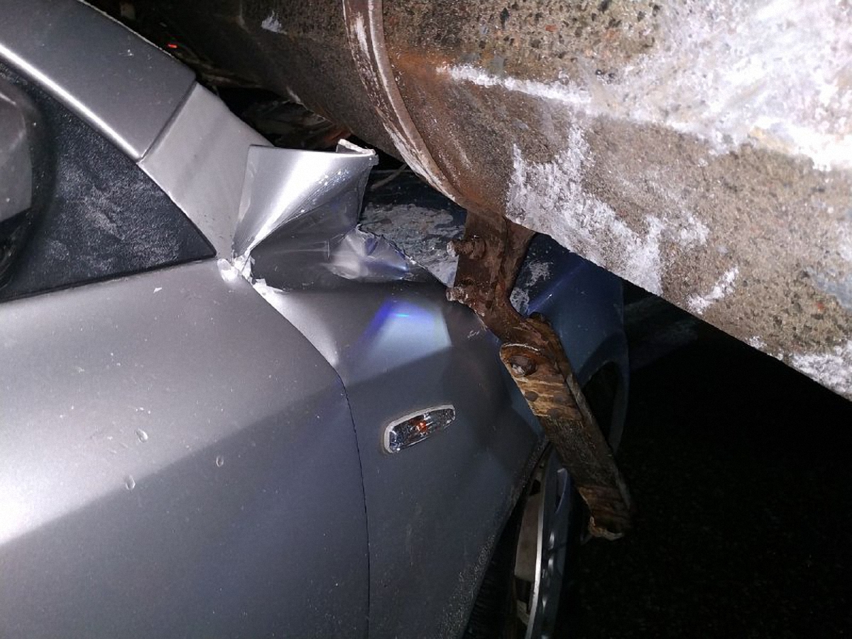 Столб просто взял и рухнул на авто - фото 1