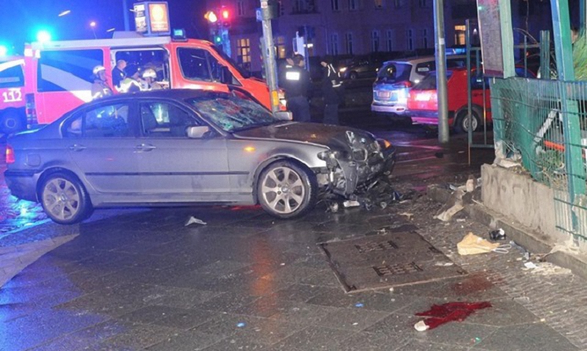 В Берлине авто сбило на тротуаре пять человек - фото 1