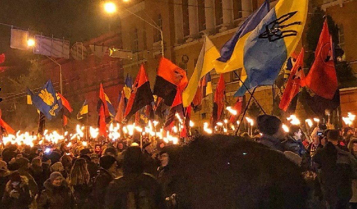 В Киеве шествуют в честь дня рождения Степана Бандеры - фото 1