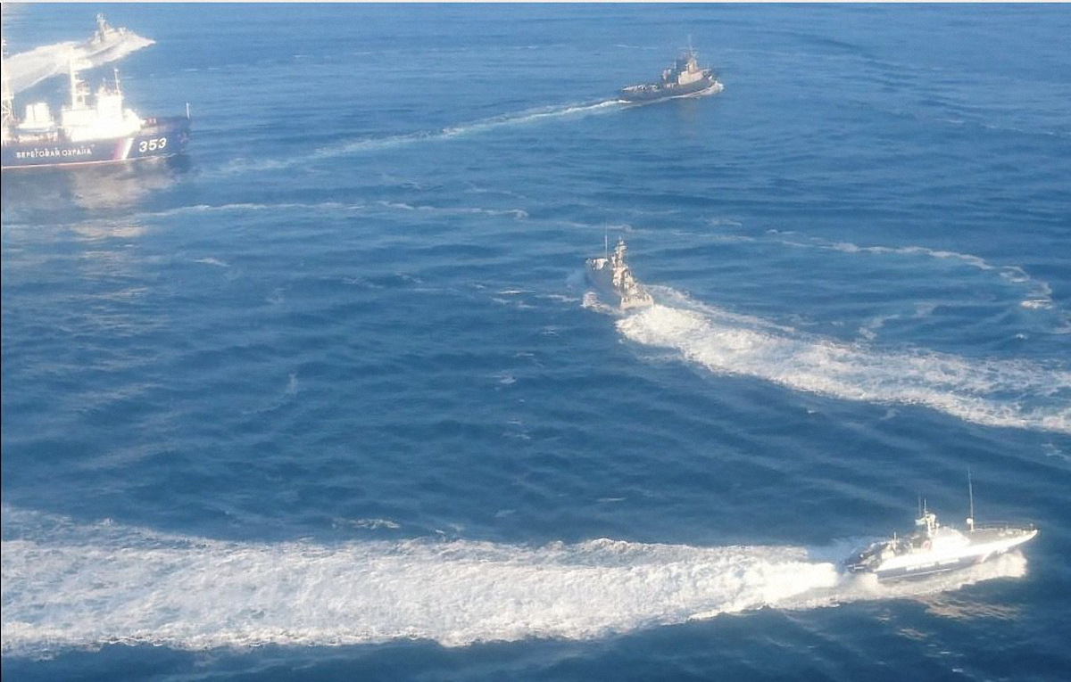 В Керченском проливе в ноябре россияне выпустили по украинским кораблям 1200 снарядов - фото 1