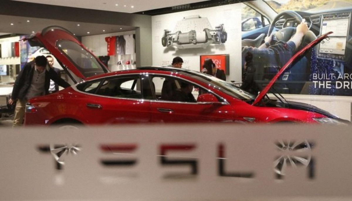 Tesla снизит цены на свои авто - фото 1