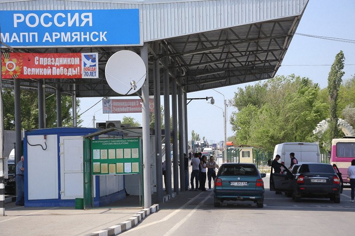 Российские террористы не пустили в Крым перевозчика из Украины - фото 1