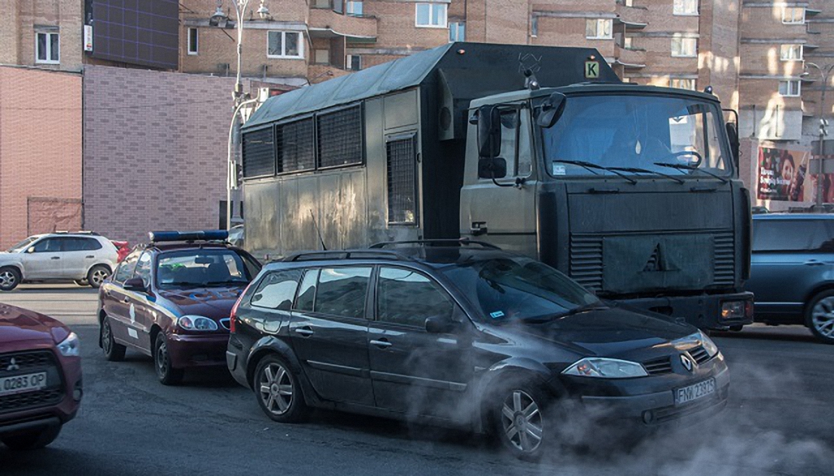 В центре Киева водитель авто с нацгвардейцами устроил ДТП - фото 1