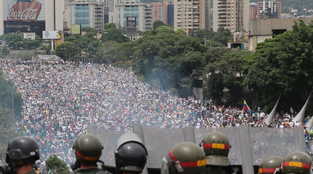 В одном из штатов Венесуэлы полиция перешла на сторону протестующих - фото 1