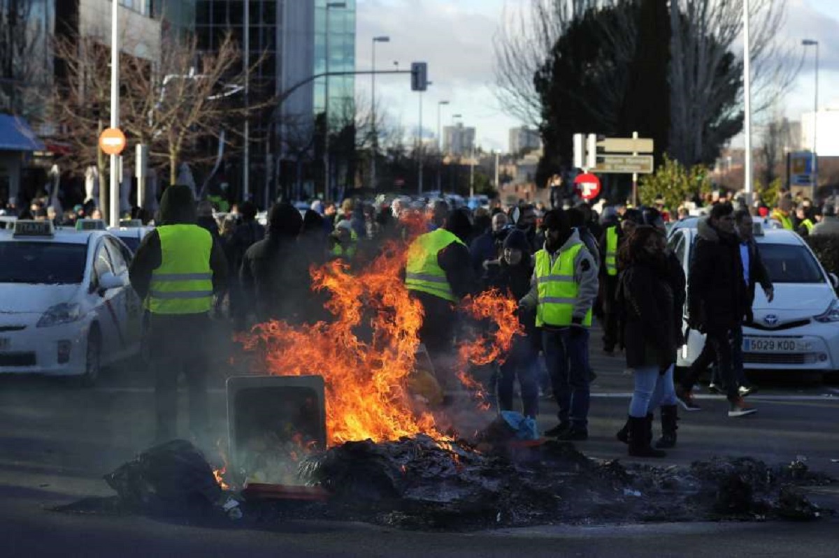 В Испании таксисты митингуют против Uber - фото 1