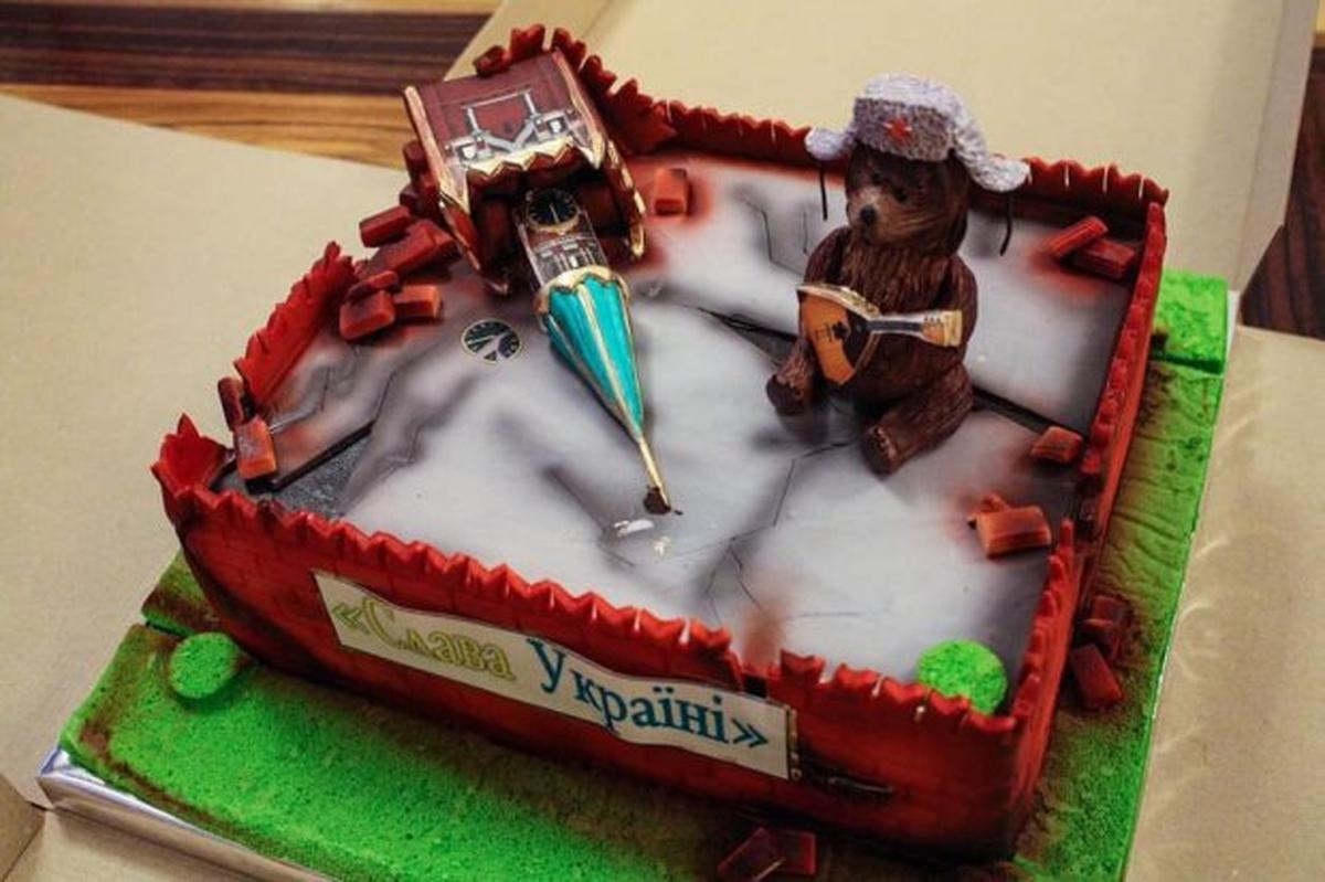 Омеляну подарили торт с руинами Кремля - фото 1