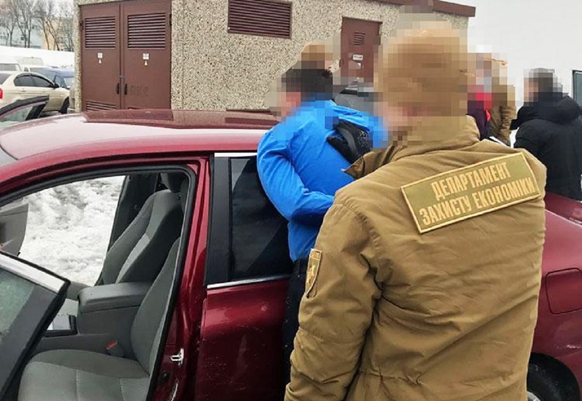 В Киеве чиновник пытался укрыться от пуль правоохранителей - фото 1