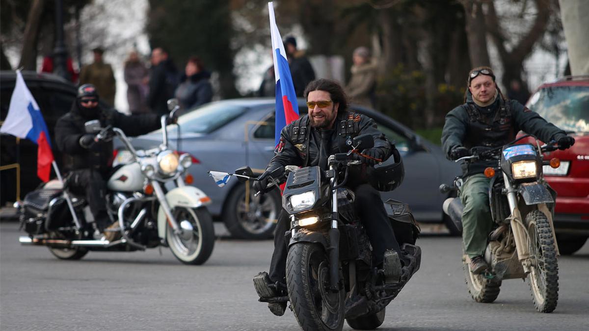 Путинские бандиты немного подкоптили свой офис - фото 1