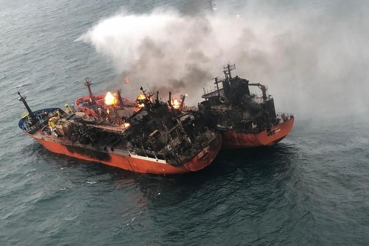 Хваленые российские спасатели 10 дней не могут потушить пожар на сгоревших танкерах - фото 1