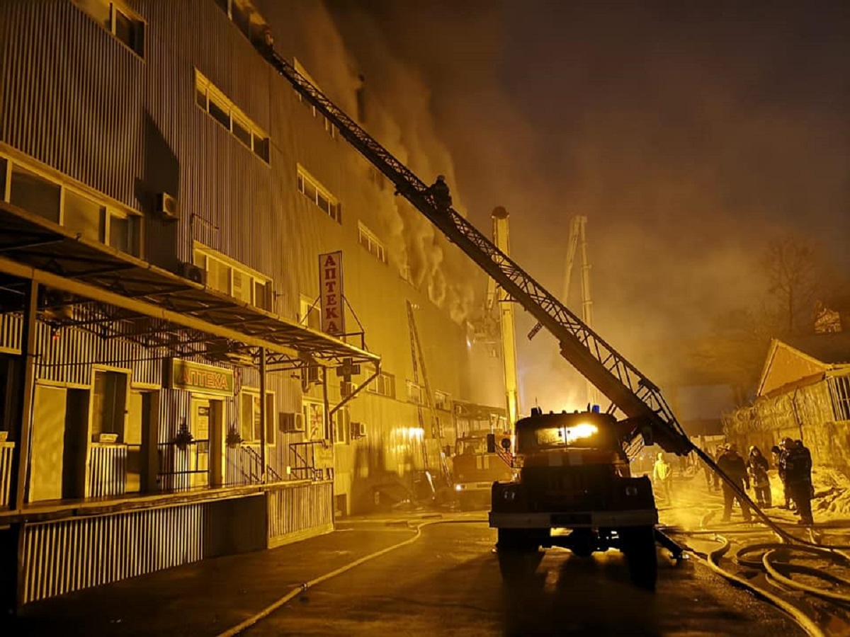 Пожар на складах Киева: возможен скорый обвал - фото 1