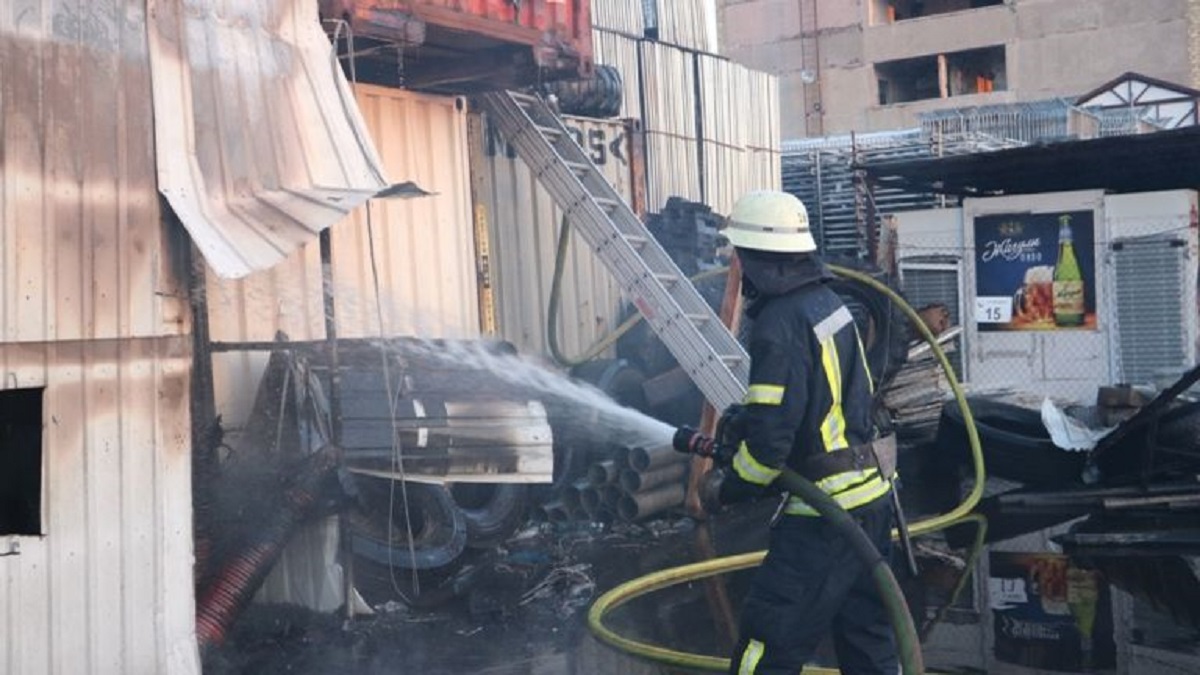 Масштабный пожар на складах в Киеве ликвидировали - фото 1