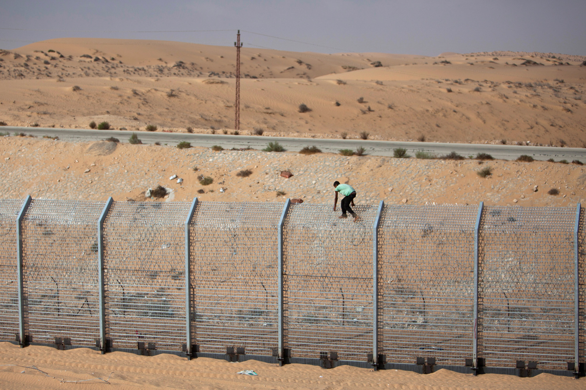 Израиль приступил к возведению стены на границе с Сектором Газа - фото 1