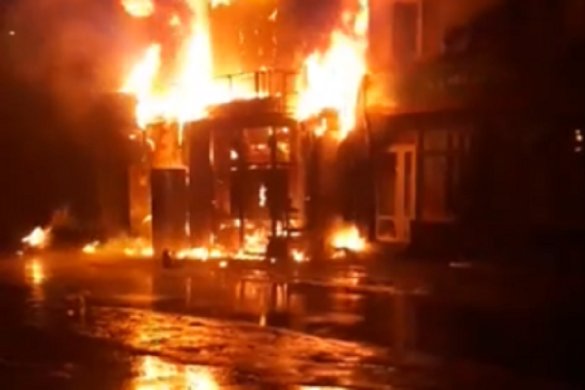 В Киевской области сгорели Фора и больше десятка квартир - фото 1