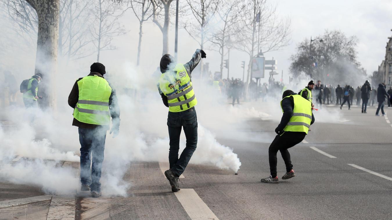 В Париже во время протестов «желтых жилетов» взорвалась граната: мужчине оторвало руку - фото 1