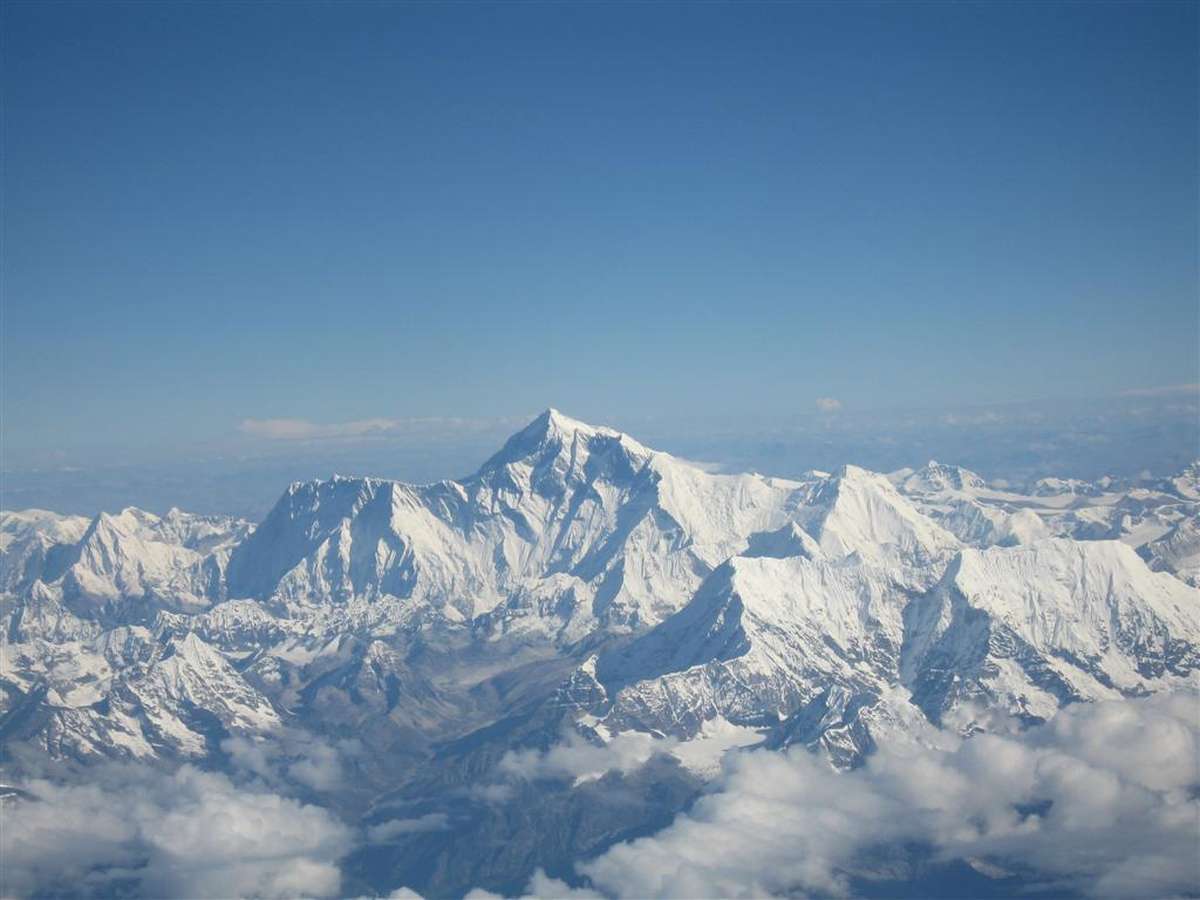 В Гималаях сошла лавина, погибли 12 человек - фото 1