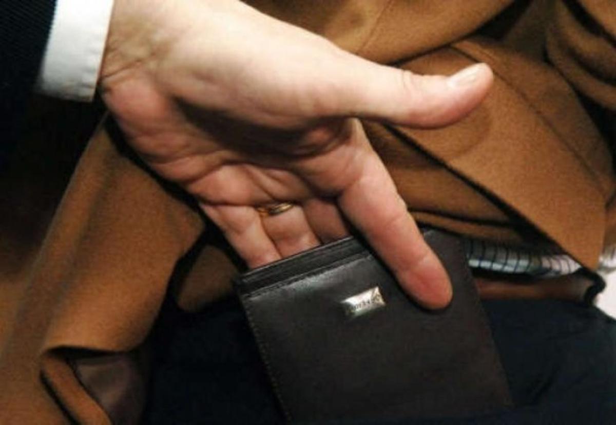 Карманники выталищи у наблюдательницы ОБСЕ кошелек и мобильник - фото 1
