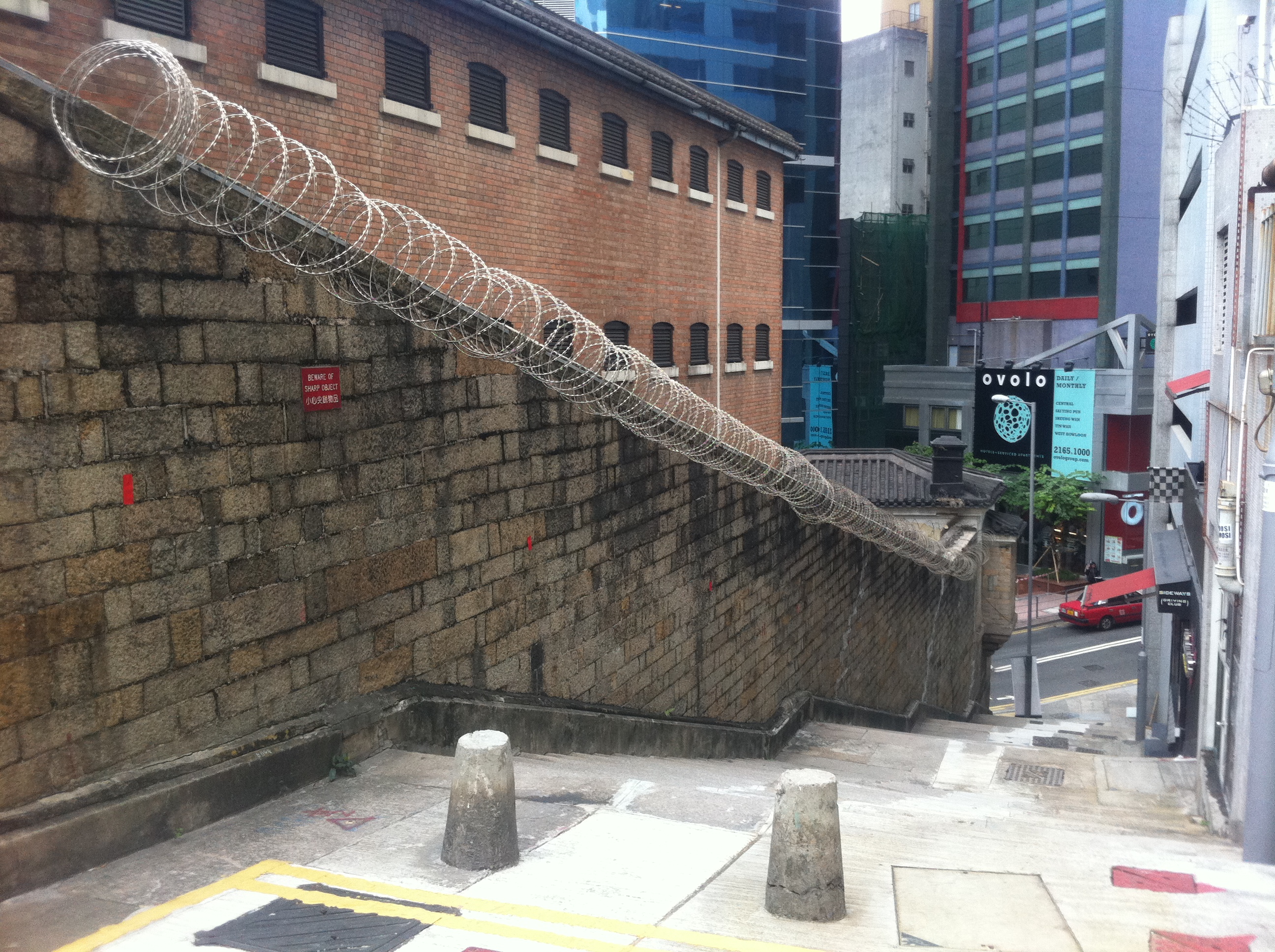 В Гонконге с помощью треккинговых браслетов хотят наблюдать за заключенными - фото 1