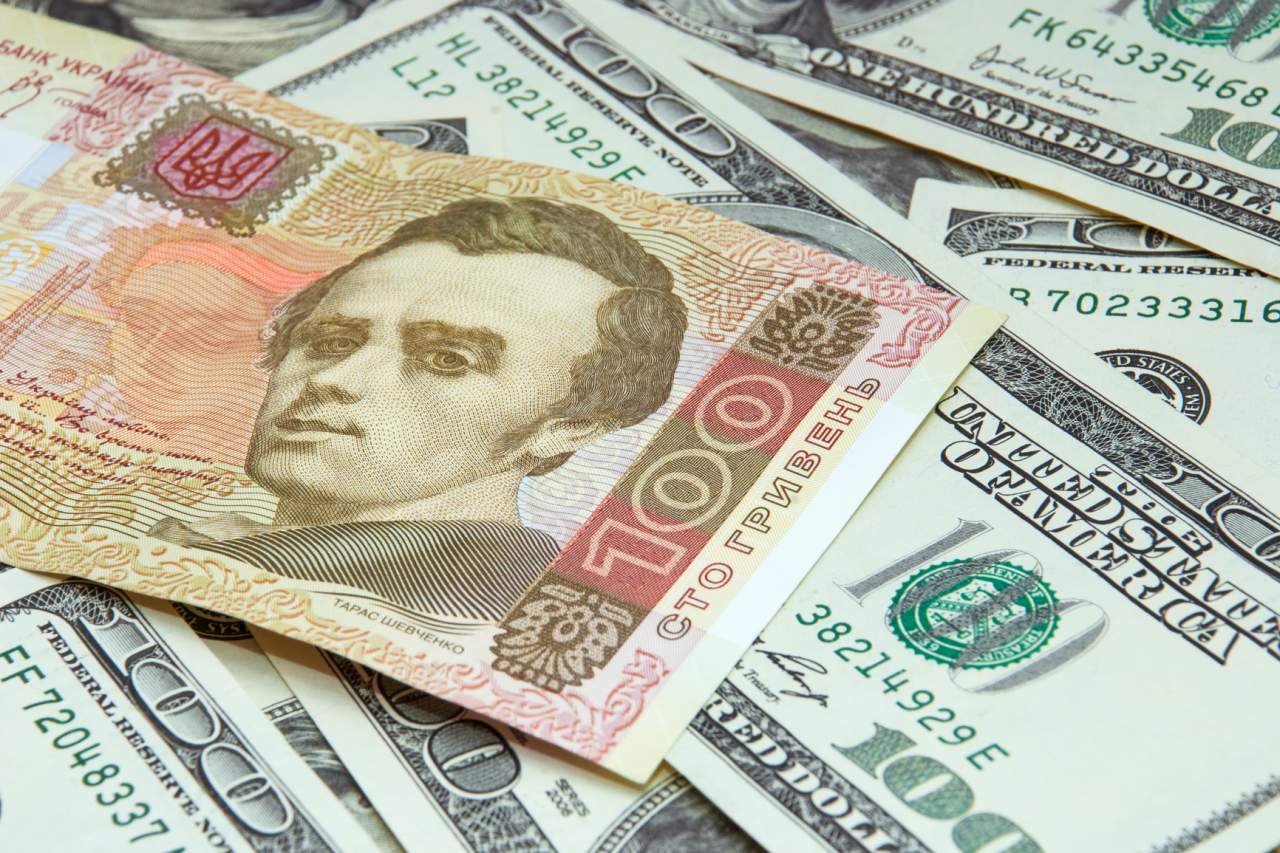 Украинцы купили около $4 млн онлайн в первый день закона о валюте - фото 1