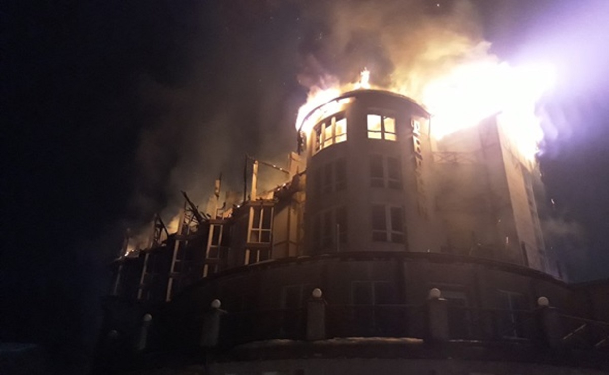 Во Львовской области сгорел отель - фото 1