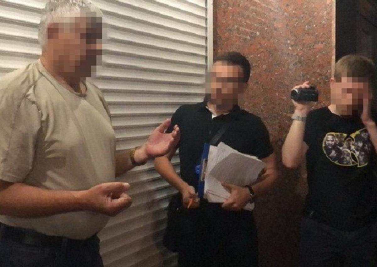 Судья-взяточник вышел на работу - фото 1