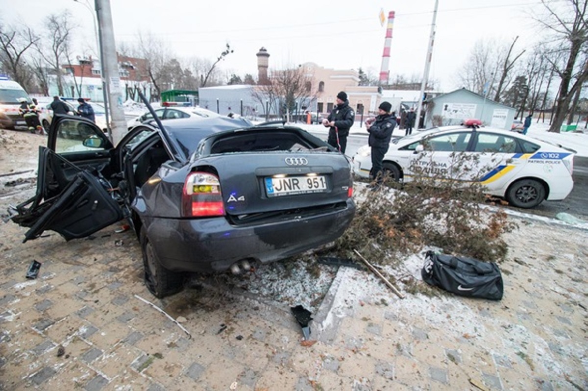 В Киеве водитель евробляхи сбил возле остановки пенсионерку - фото 1