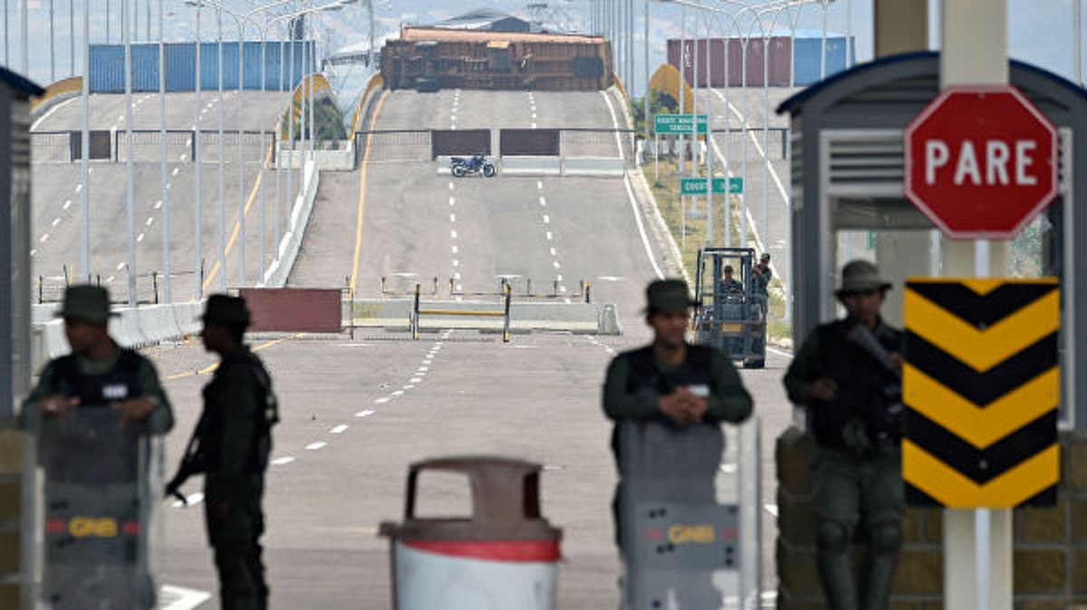 В Венесуэле расстреляли протестующих и закрыли границу с Колумбией - фото 1