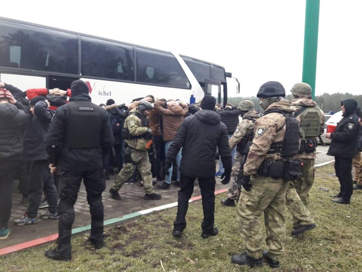 Под Одессой спецназ полиции задержал автобусы с вооруженными братками - фото 1