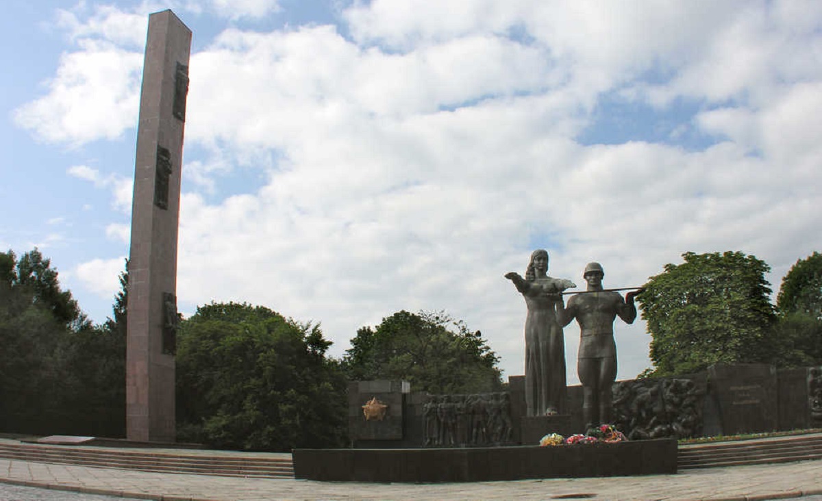 Во Львове снесли Монумент славы - фото 1