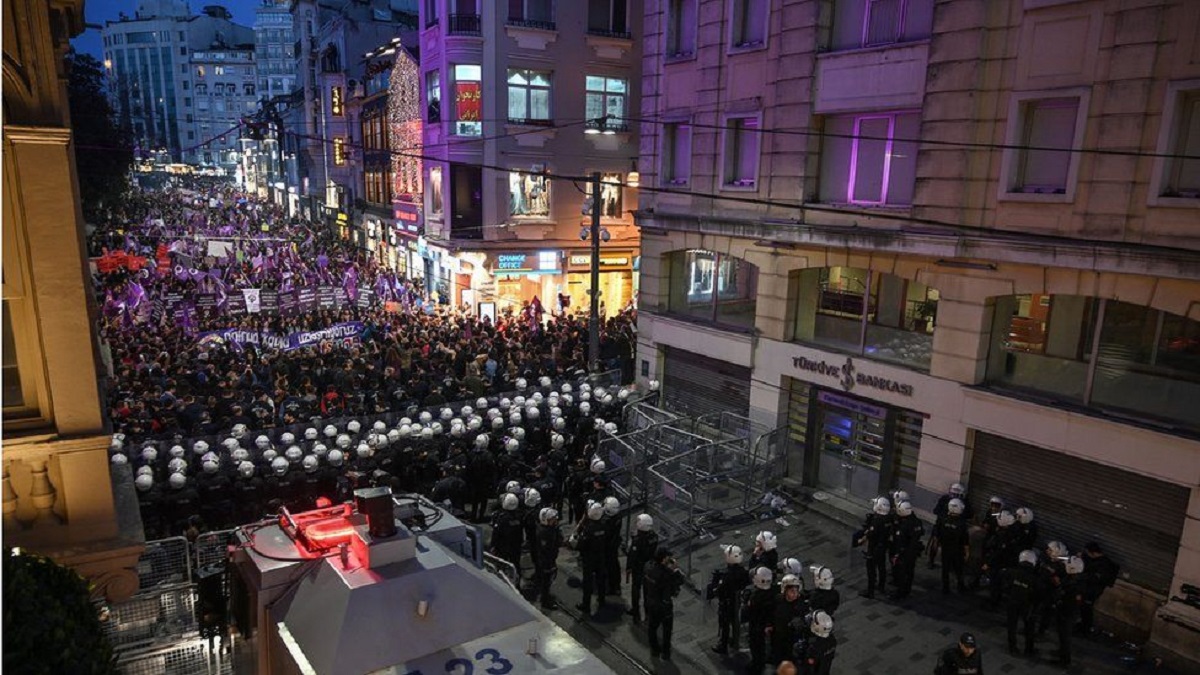В Стамбуле 8 марта разогнали женский митинг - фото 1