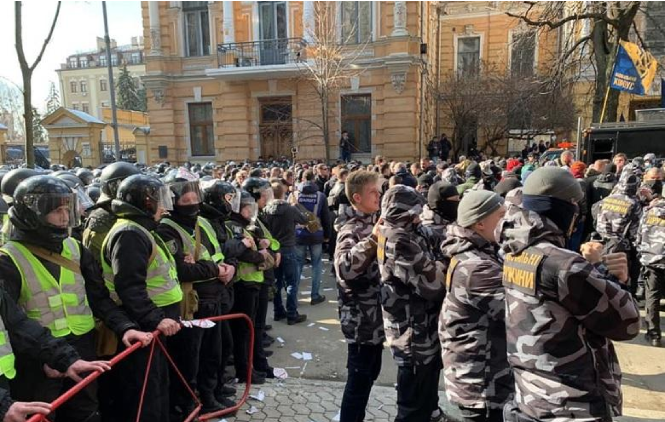В результате столкновений под  АП пострадали 3 правоохранителей - фото 1