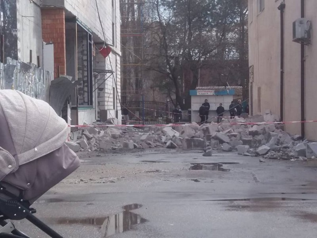 В Одессе ветер развалил стену торгового центра, есть пострадавшие - фото 1