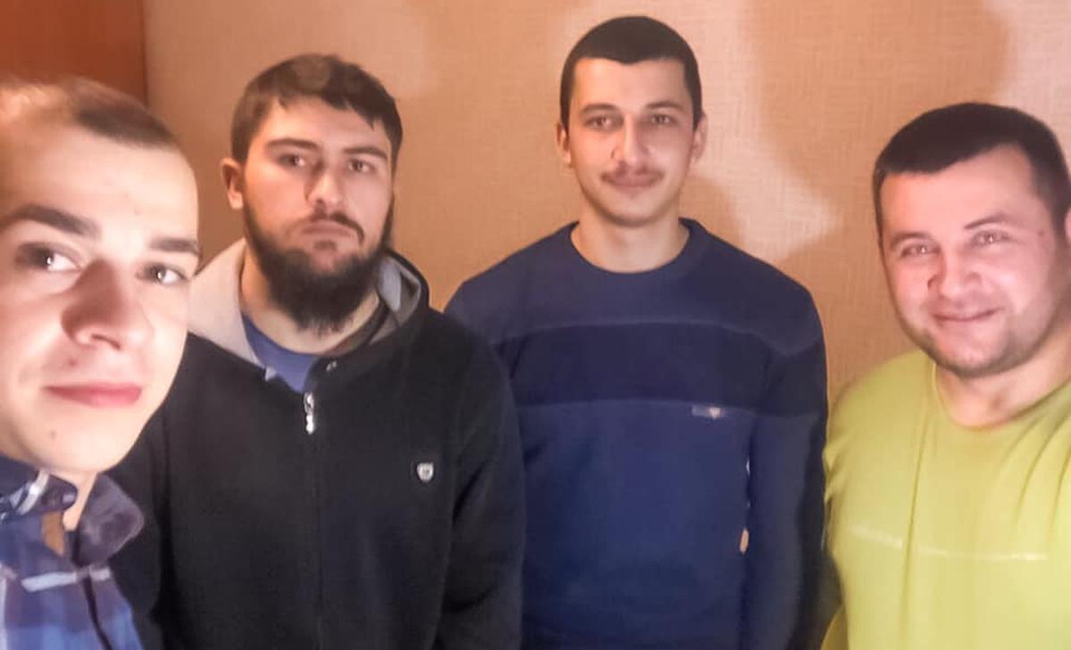 Российские силовики задержали крымских татар - фото 1
