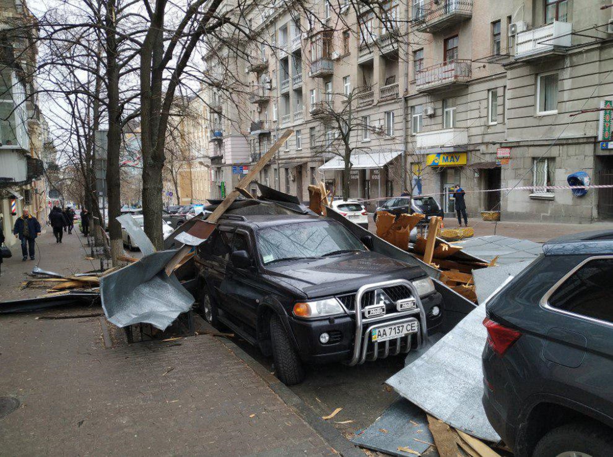 Шквальные порывы ветра привели к коллапсу в Киеве - фото 1