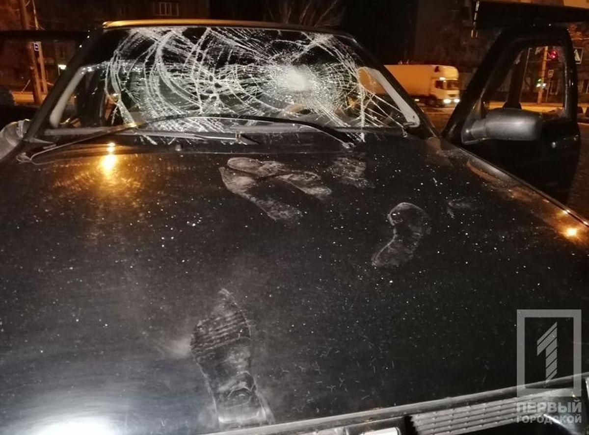 Неизвестные расстреляли машину такси в центре Кривого Рога - фото 1