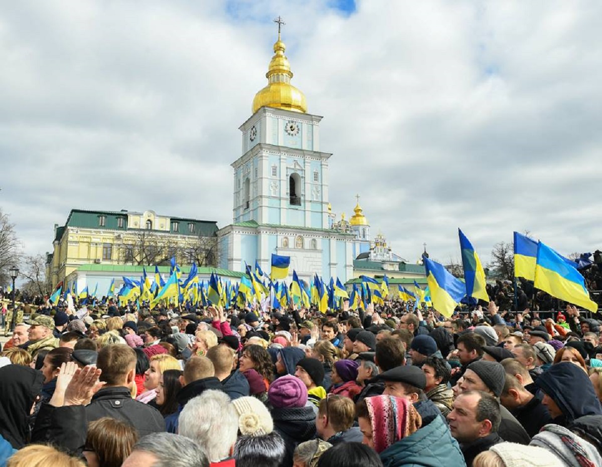 В центре Киева на митинг Порошенко пришли с оружием - фото 1