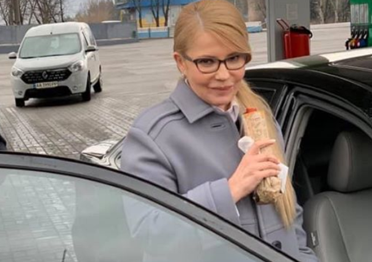 Тимошенко  поедает хот-дог, прося твой голос - фото 1