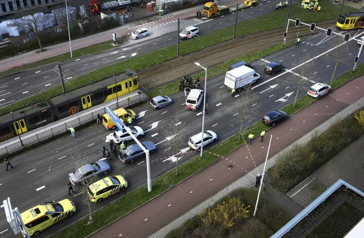 В Нидерландах террорист убил троих пассажиров трамвая, а еще девятерых ранил - фото 1