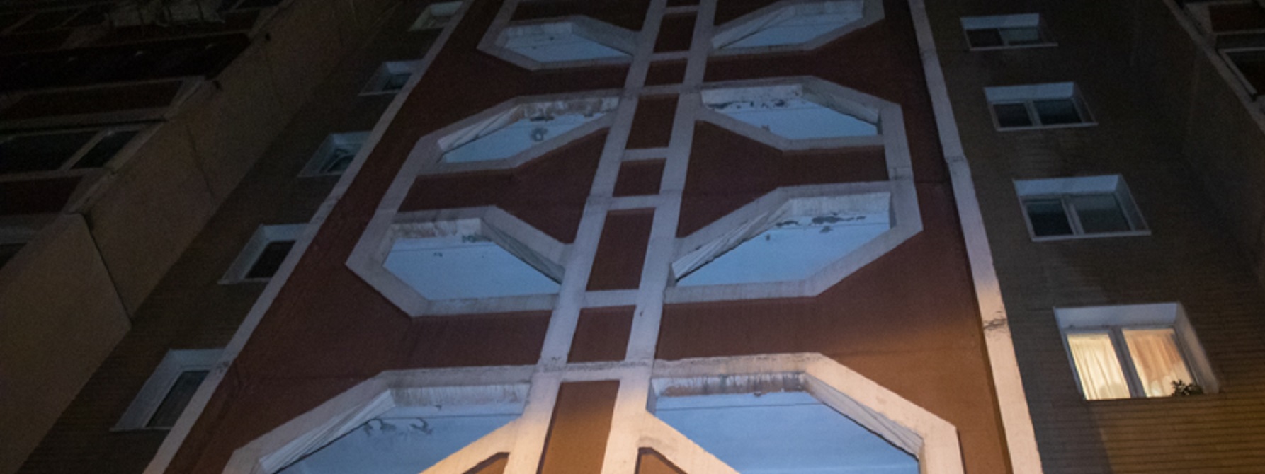 Киевлянин прыгнул с 30-этажки и повис на фонаре - фото 1