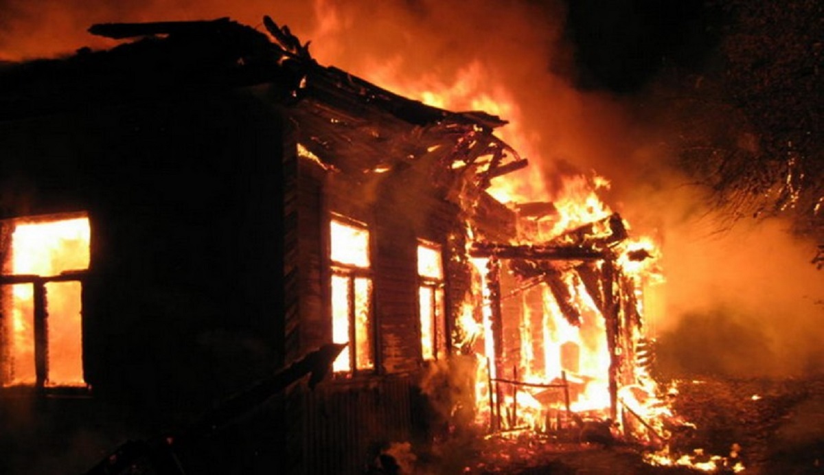 В России ребенка научили поджигать дом с людьми: погибли четыре человека - фото 1